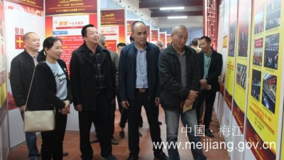 长沙镇组织参观“党的十九大报告宣传及解读图片展”