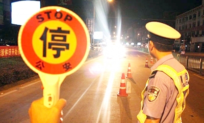 无牌无证不戴头盔、还对民警嚷嚷，五华19岁男子悲剧（被拘）了