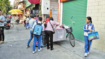 校园门口流动摊贩怎么管？市政协委员这样建议...