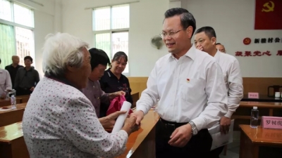 曾永祥、廖茂忠等县领导带头到镇村宣讲党的十九大精神