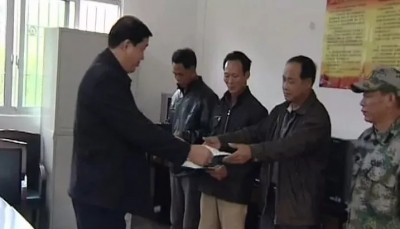 梅县石扇镇加庄村举行林权证颁发仪式