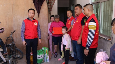 五华团县委组织志愿者慰问烧伤婆孙3人