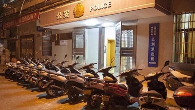 5分钟“牵”走1辆摩托，两个多月梅城作案25起，这伙人被抓了