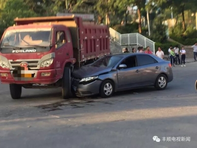 汤坑一小车与大货车相撞  小车被“爆头”