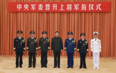 习近平向晋升上将军衔的张升民颁发命令状并表示祝贺