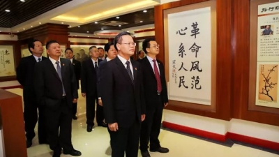 丰顺县委领导班子集体瞻仰李坚真铜像重温入党誓词