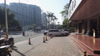 百米人行道，此厢被店铺占位停车，那厢亦成了停车场