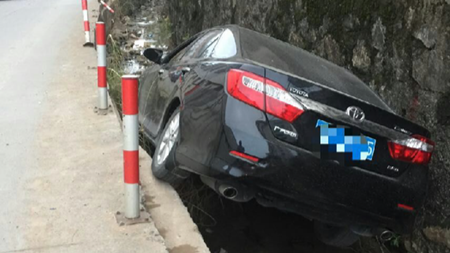 险！小车撞断护柱翻落水沟，事发丰顺汤坑