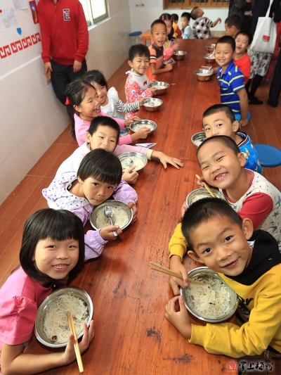 山里娃吃上了免费午餐