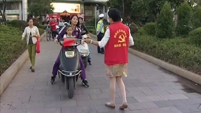 梅县新城办组织志愿者协助交警维护交通秩序