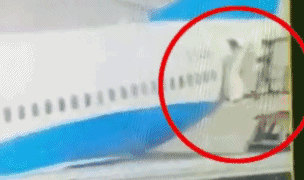 揪心！又一名空姐从波音737舱门处跌落，航空公司回应