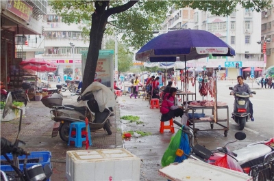 菜市场空空，路边摊贩挤挤，这是为啥？记者调查大埔城北市场
