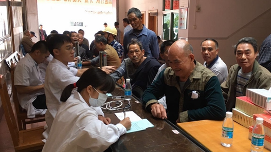 潭下镇开展“关爱功臣”送医送药活动