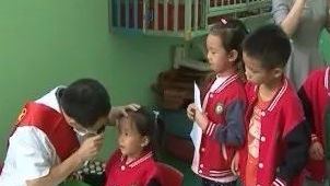 市人民医院青年医疗志愿者到宁新街道英才幼儿园进行义诊活动