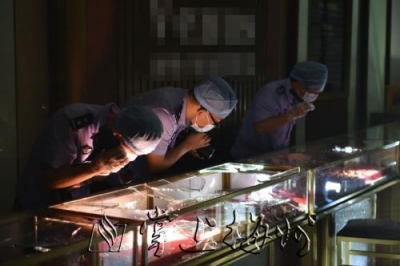 左手拿灭火枪，右手拿砍柴刀抢劫丰顺珠宝店！这人获刑13年