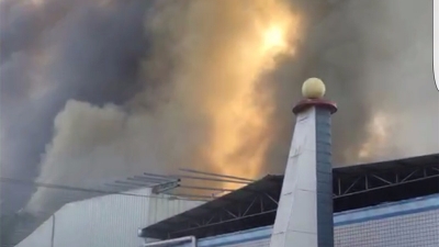 遮天蔽日的浓烟呀！1日下午丰顺三门凹一厂房起火