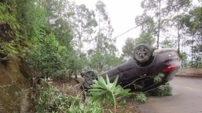 五华男子酒后驾车撞山致侧翻，还喊表弟来“顶包”