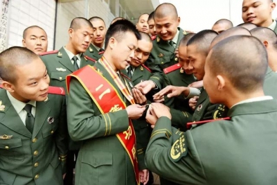 符合什么条件军人家属可以随军及落户？最新政策意见→