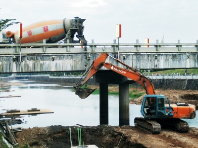 见闻丨挖掘机巧“送料”