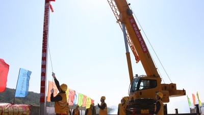 梅汕高铁竖起接触网“第一杆”  “四电”工程全面开工