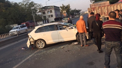 小车追尾货车殃及多车，多人受伤，事发205国道城东段