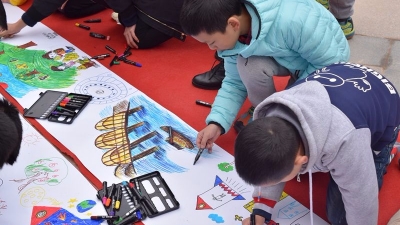 梅江区少先队员绘画赛颁奖 百人共绘百米长卷