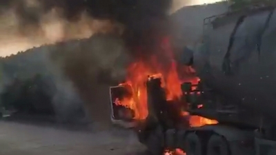 黑烟滚滚，205国道一罐式货车车头被大火吞噬...