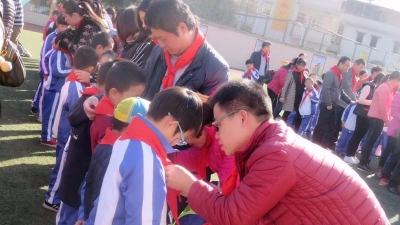 梅城家长亲手为孩子戴上红领巾 见证孩子成长