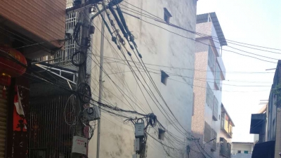 汤坑镇内岭村开展“三线乱挂”整改工作