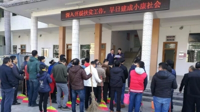 黄金镇在圩镇开展环境卫生整治统一行动