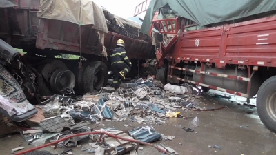 惨烈！206国道城北段两辆大货车相撞，致两死一伤…车头都撞扁了