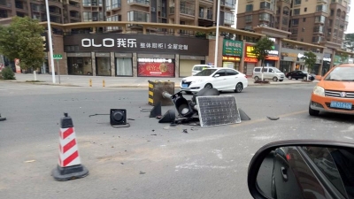 梅城一小车撞毁红绿灯柱逃逸，车找到人跑了…