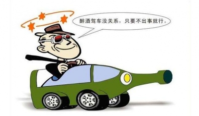 蕉岭一男子醉驾摩托  连撞两辆停在路边的小轿车 