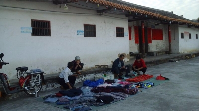 小地摊摆进兴宁高陂村禾坪