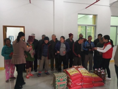 五华双华镇团委开展“关爱老人 情暖冬日”慰问活动