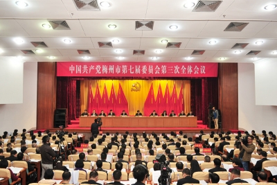 参加市委七届三次全会的平远与会人员开展分组讨论