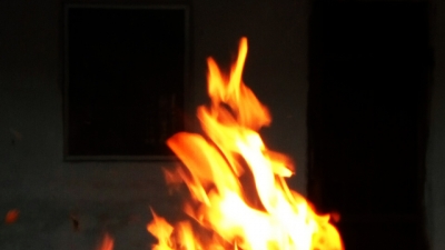 吓人！丰顺汤坑一店铺凌晨起火，消防割门救援