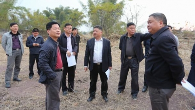 吴晖县长到琴江中学调研曲棍球训练基地建设