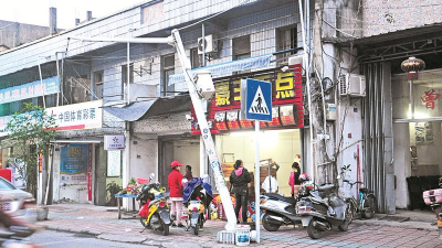 丰顺一处监控设备被车撞坏，摄像头掉落，柱子摇摇欲坠