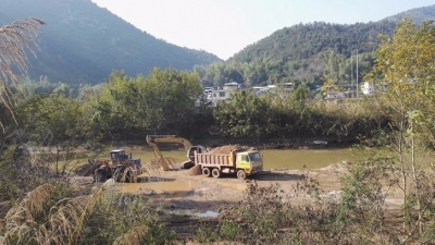 梅县程江长滩河段疑有人偷采河沙 村民担心影响房屋地基