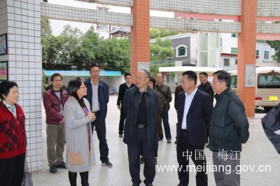 区委书记朱国城陪同市关工委主任何正拔调研工作