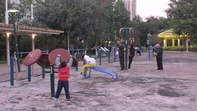 归读公园橡胶地板被铲、易绊人？别担心，近期将铺新地板