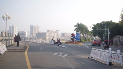 9日凌晨一小车撞断梅城剑英大桥护栏后逃逸，但留下了车牌…