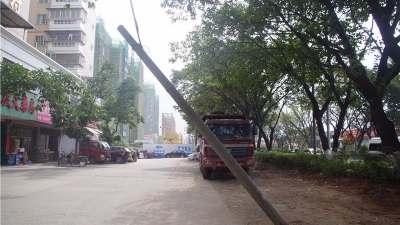 危险！水泥电线杆倾斜45度，旁边人来人往