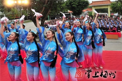 山歌戏曲进校园  宣传十九大精神