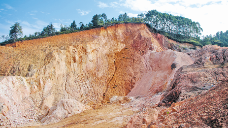 因无序采矿致水土流失 丰顺一村庄数百亩农田被毁
