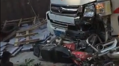 货车翻下坡，医护人员和群众正救援，又一货车侧翻而来...事发今早丰顺黄金