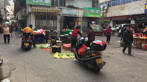 又是占道摆卖！梅江区华建市场乱摆卖突出