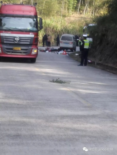 蕉岭一摩托车连遭客车和大货车碰撞，驾驶员当场死亡