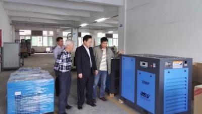 兴宁市招商局率队到惠州考察德鸿空压机有限公司